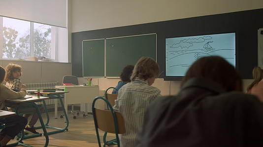小学生坐在教室的书桌前视频的预览图