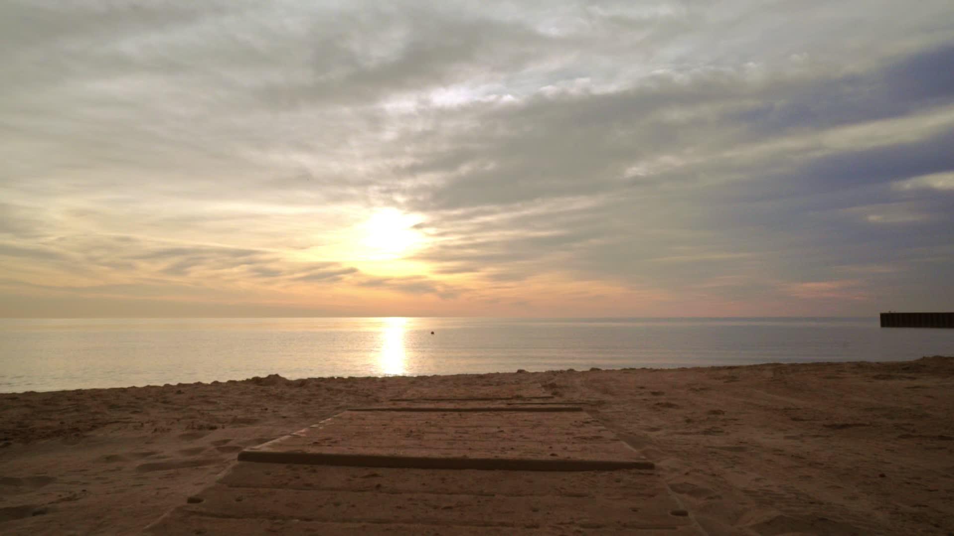 在海滩边散步的日落视频的预览图