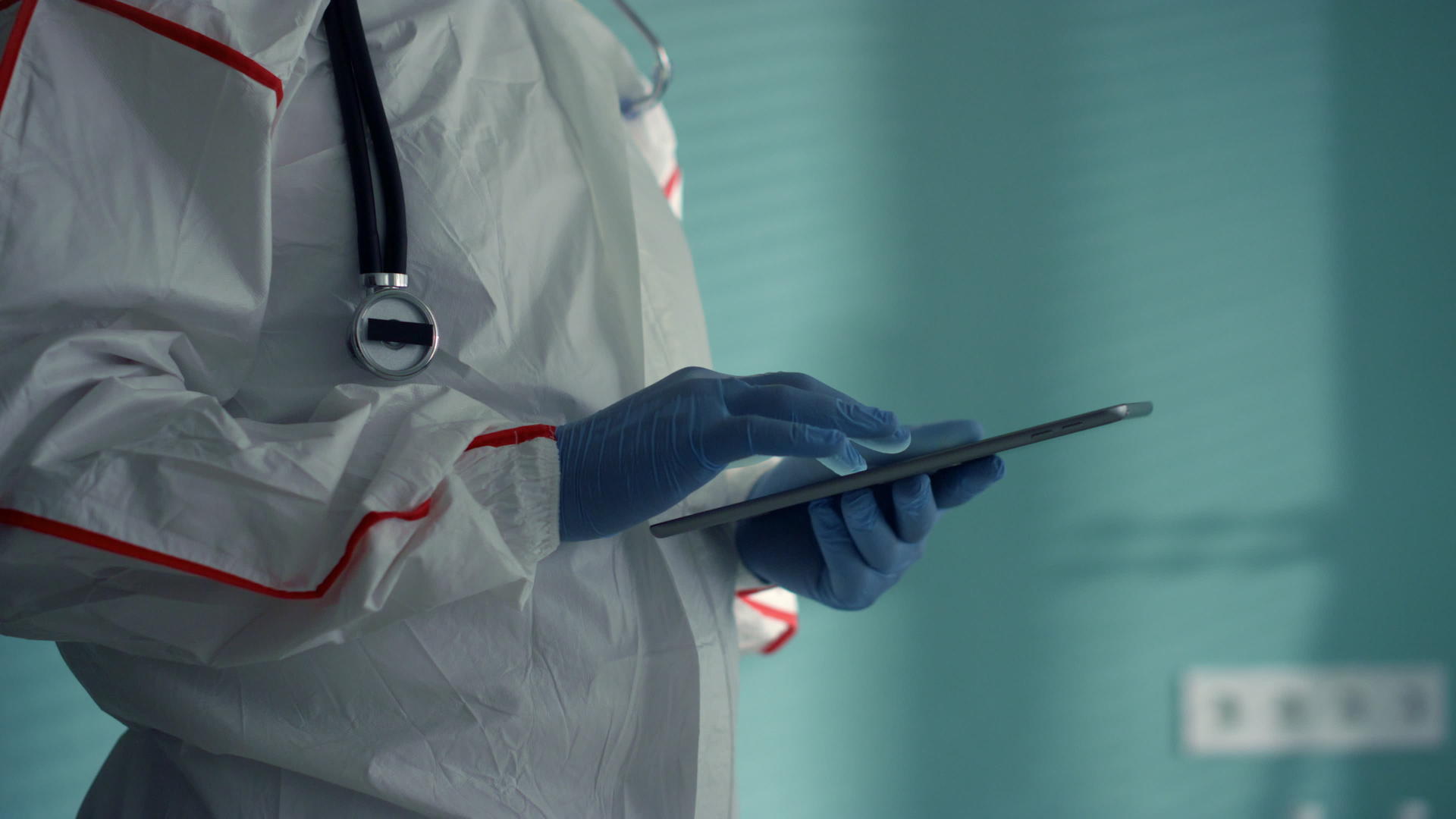 医生在传染性医院病房使用平板电脑视频的预览图