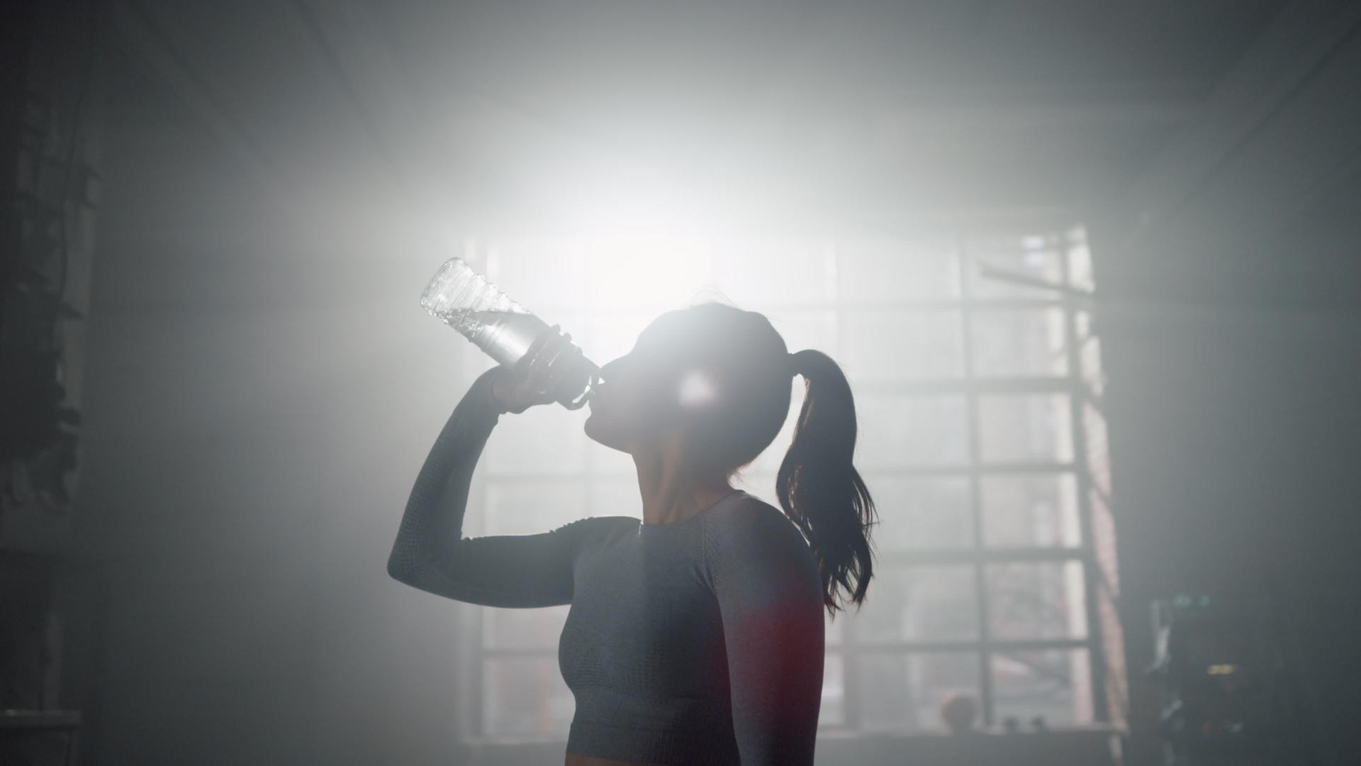 女性健美运动员补充水分视频的预览图