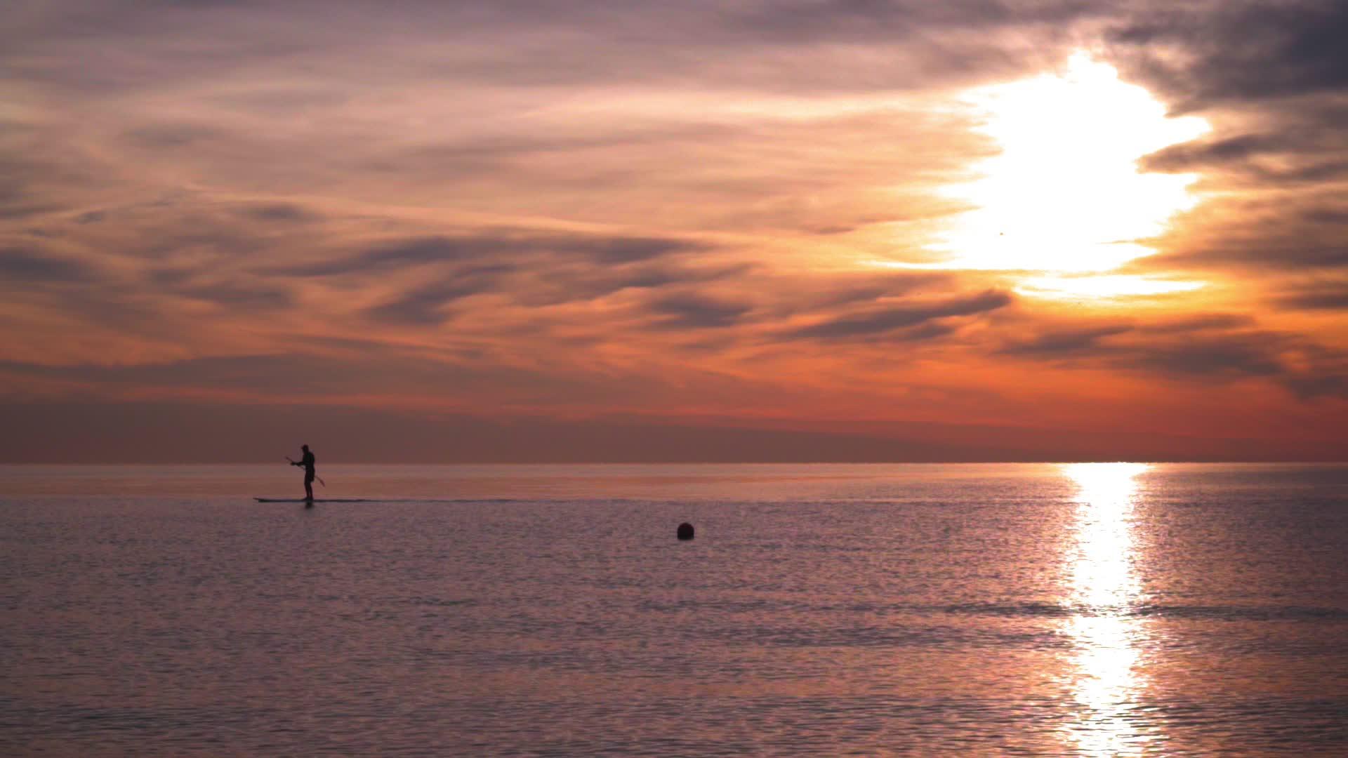 日落时在海面上冲浪太阳反射视频的预览图