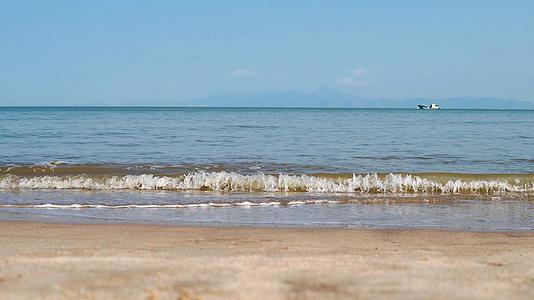 海浪拍打沙滩视频的预览图