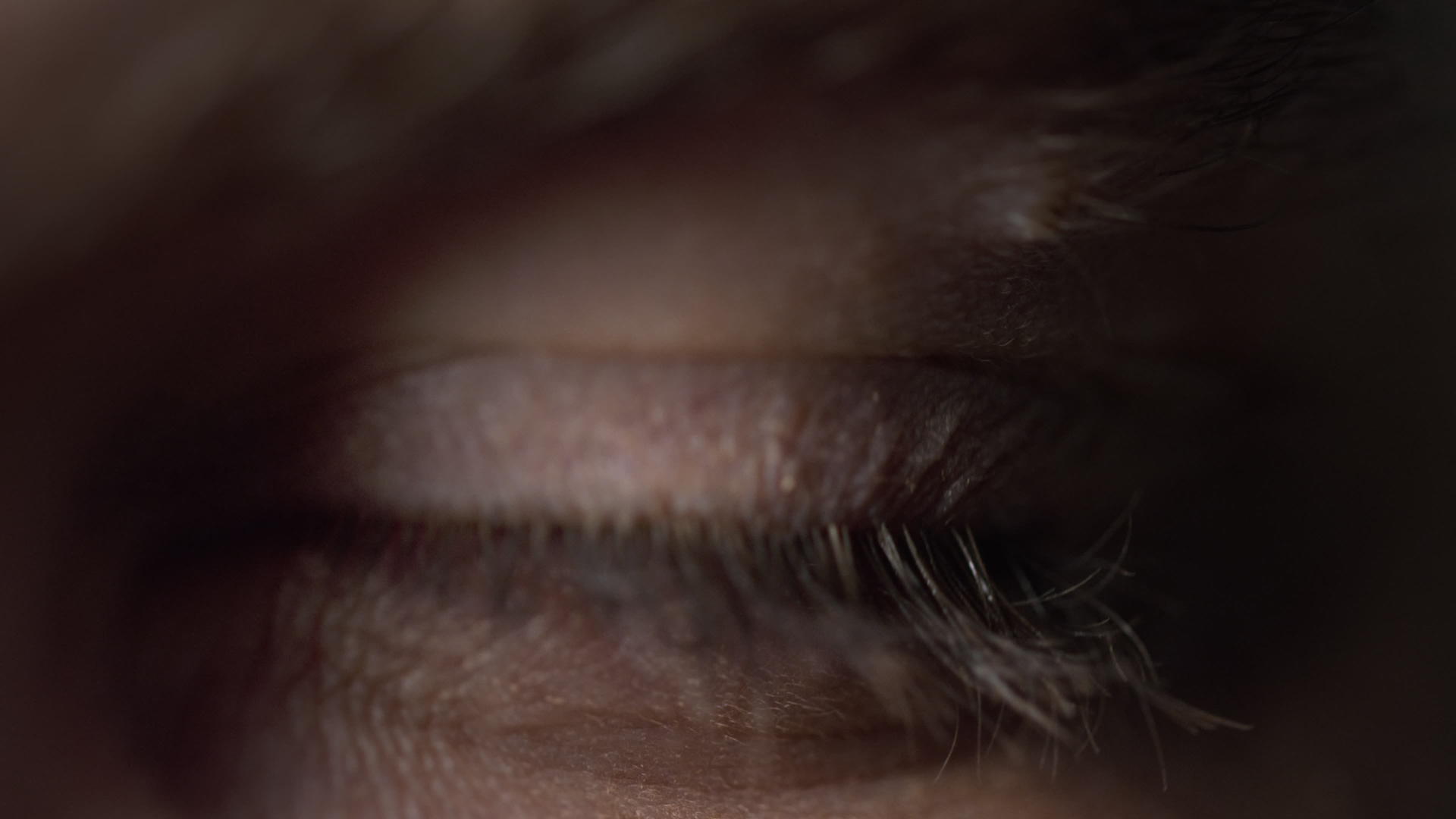 蓝眼睛睁开特写的男性视频的预览图