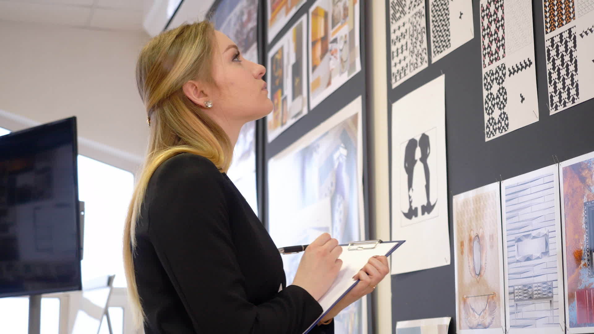 女性室内设计师女性在商业办公室与创意布局合作视频的预览图