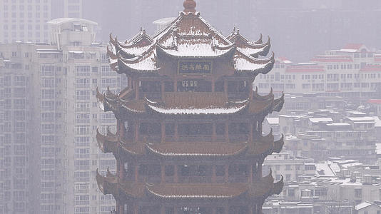 慢镜头升格拍摄4k素材飘雪中的武汉地标古建筑黄鹤楼雪景视频的预览图