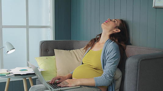 怀孕妇女居家电脑办公视频的预览图