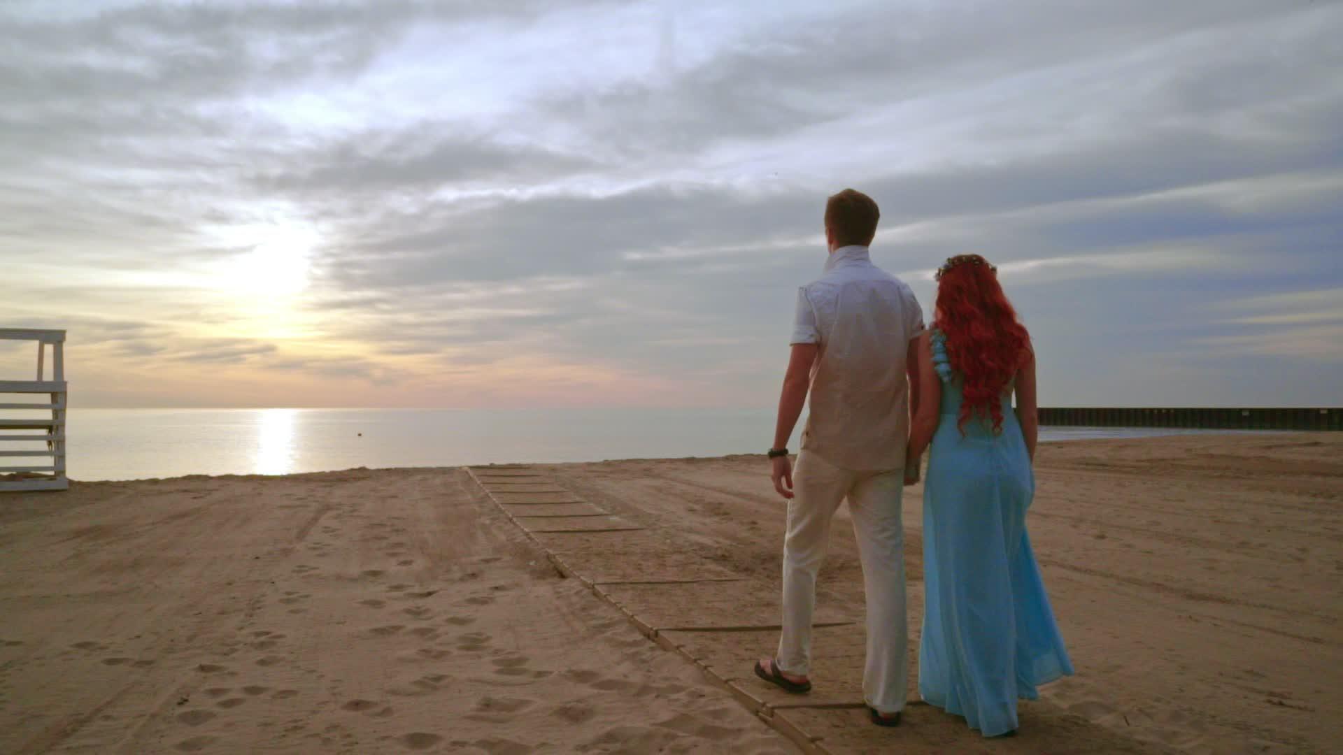 日出时在海边散步的情侣视频的预览图
