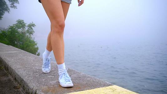 女人的腿在海滩上女人的脚在边境海上行走视频的预览图