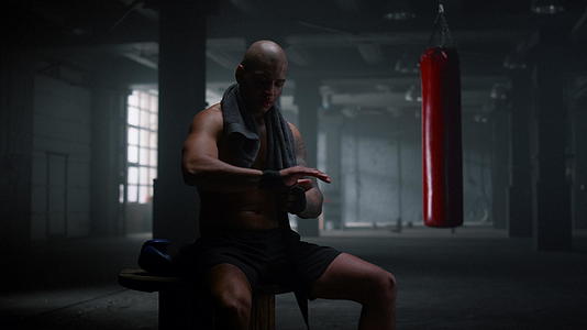 拳击手用拳击胶带包裹双手视频的预览图