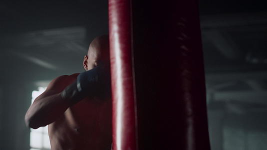 职业拳击手在健身房练习拳击视频的预览图