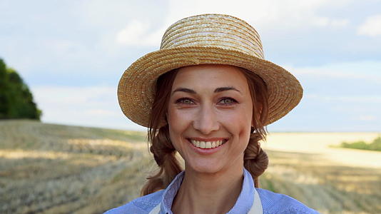 农民草帽围裙站在农田微笑女农民专业农业综合农业视频的预览图