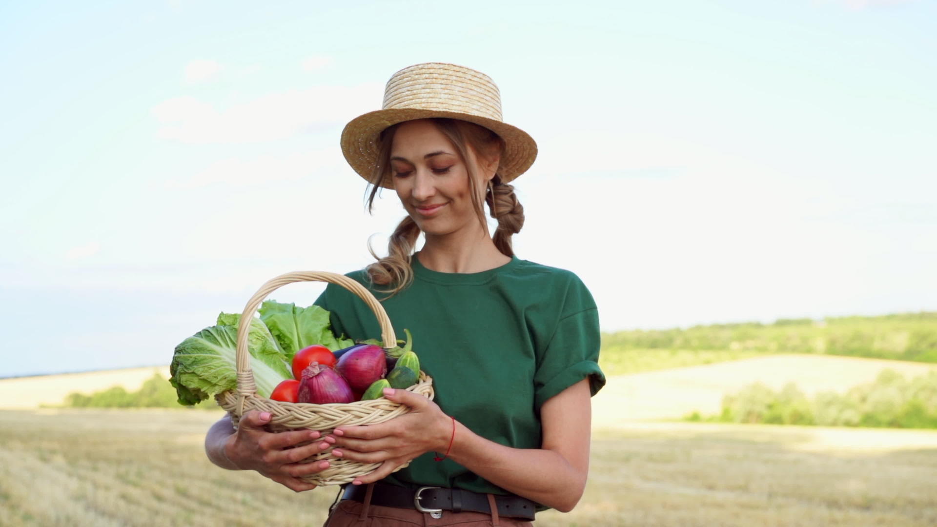农民农民农民草帽蔬菜篮子洋葱花生番茄沙拉黄瓜视频的预览图