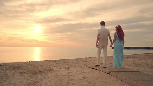 浪漫情侣海滩情侣海滩一对情侣在海滩上散步爱情观视频的预览图