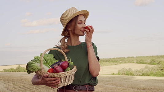 农民农民农民草帽蔬菜篮子洋葱花生番茄沙拉黄瓜视频的预览图