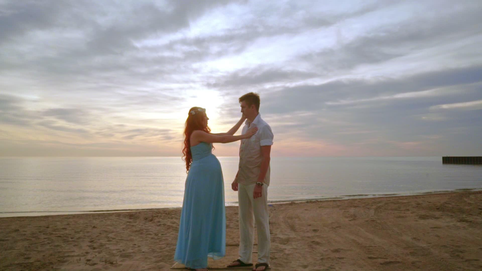 一对在海滩上怀孕的夫妇在海男女视频的预览图