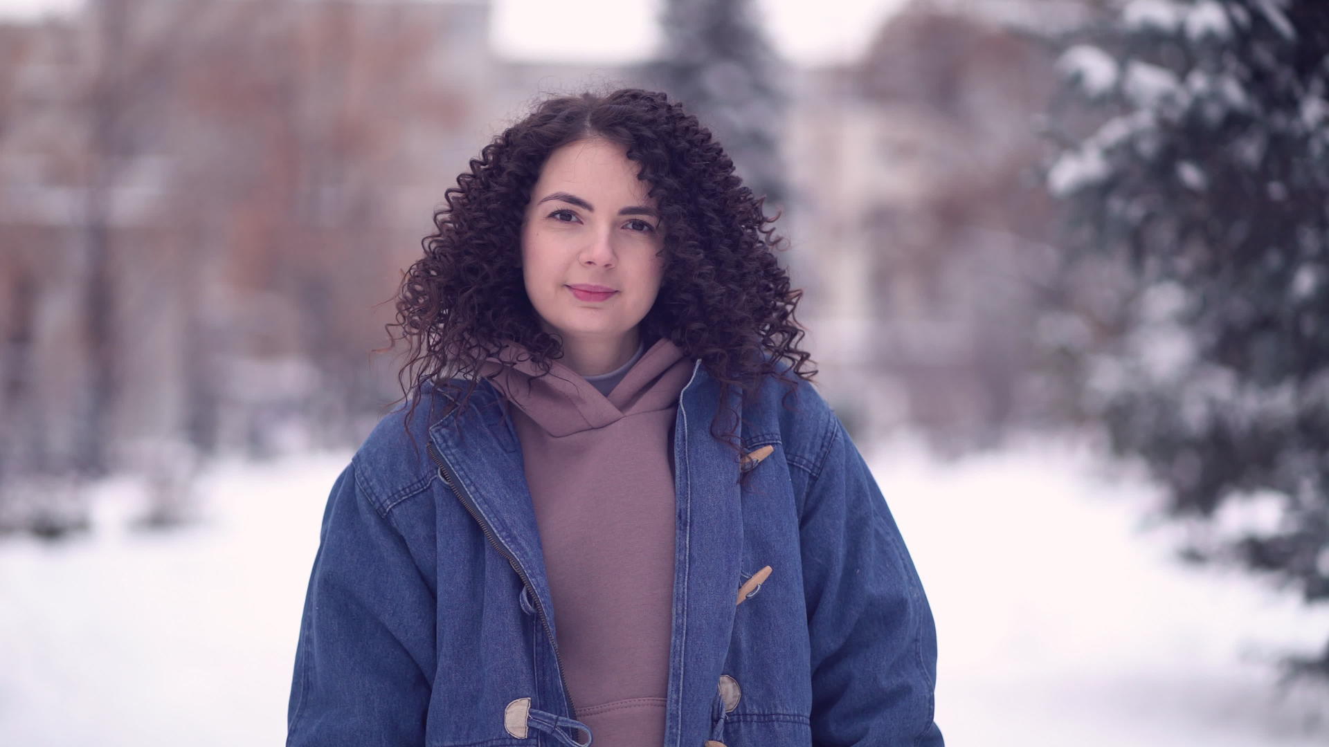 快乐的年轻女子在冬天的城市里视频的预览图
