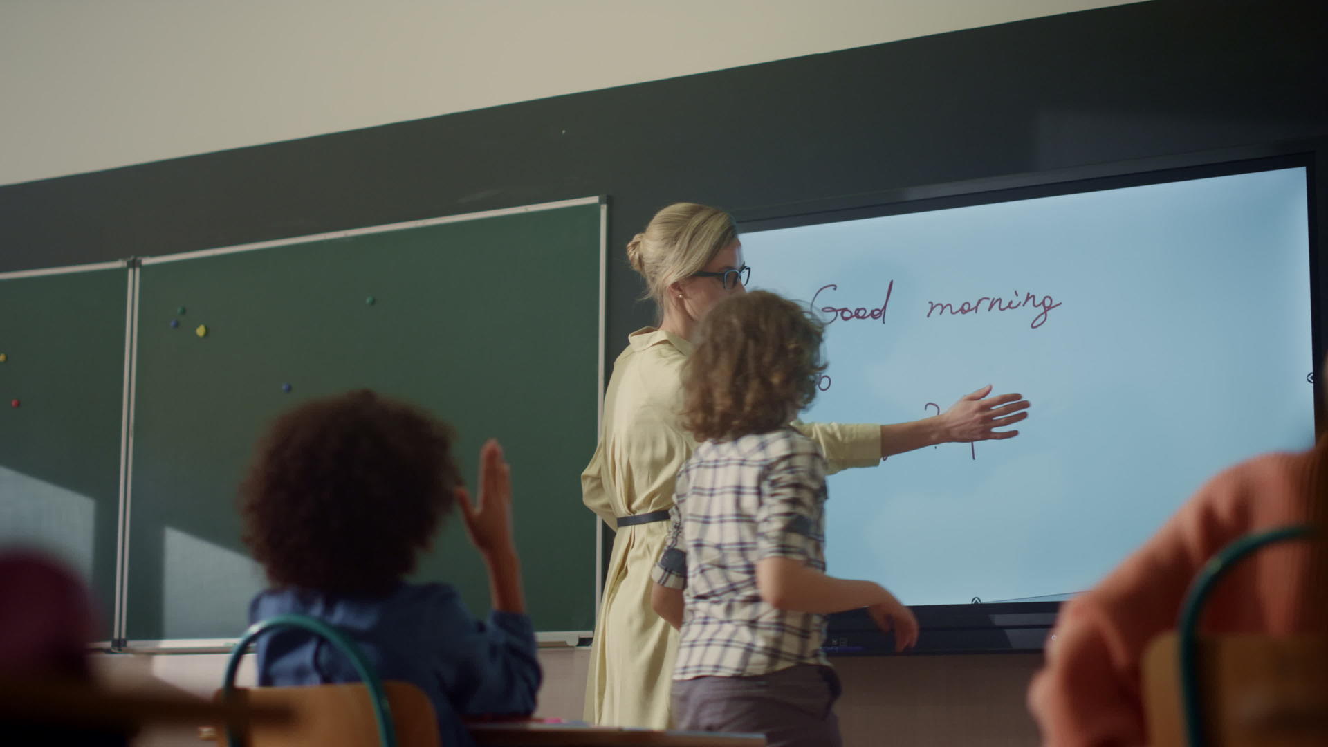 教师使用交互式数字白板学生在智能板上写字视频的预览图