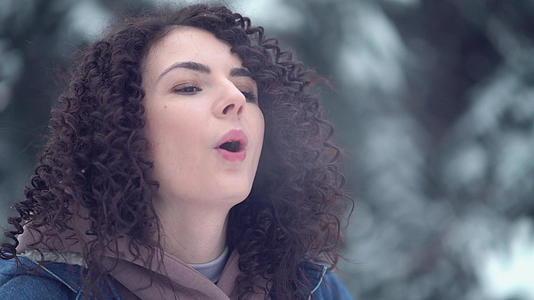 女人用forro冬天卷子通过他的嘴吹蒸汽视频的预览图