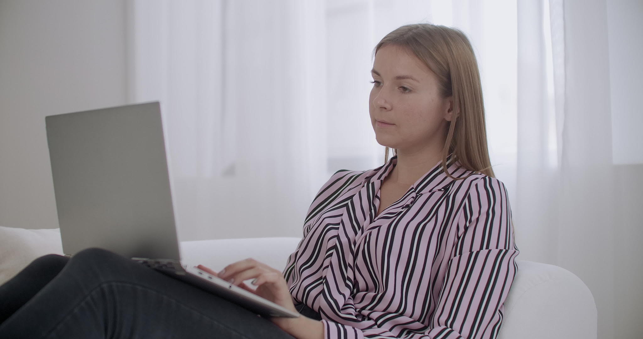 年轻女子在家用带wifi笔记本电脑在周末上网视频的预览图