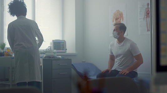 医生与男性患者沟通视频的预览图