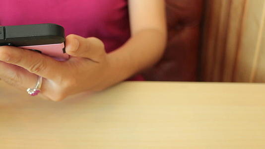 女人用智能手机冷静下来视频的预览图