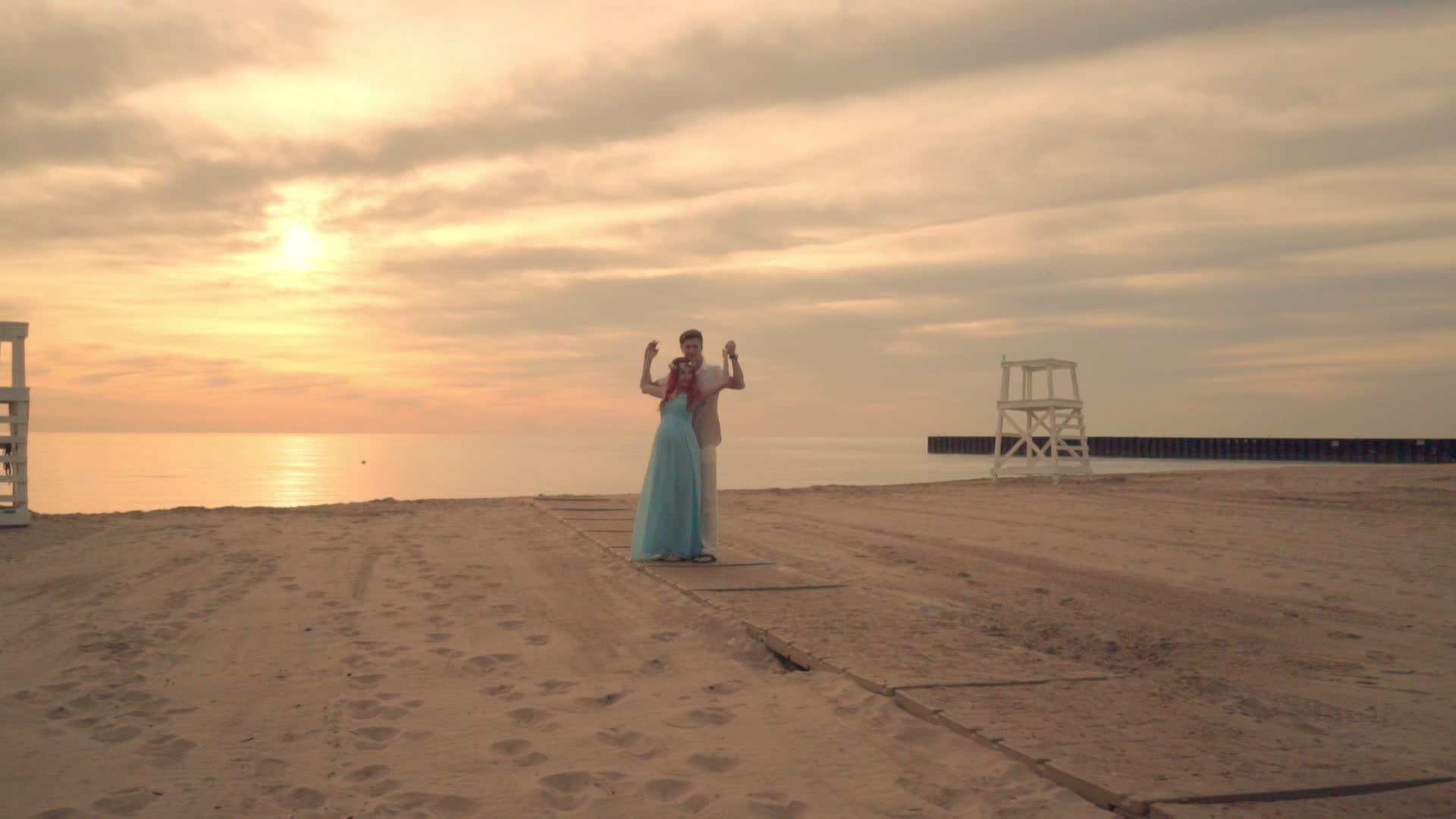 情侣们享受海边的日落快乐视频的预览图