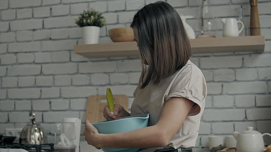 女人在厨房做饭视频的预览图