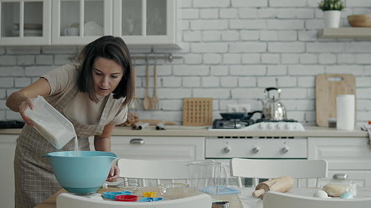 妇女在家做饭视频的预览图