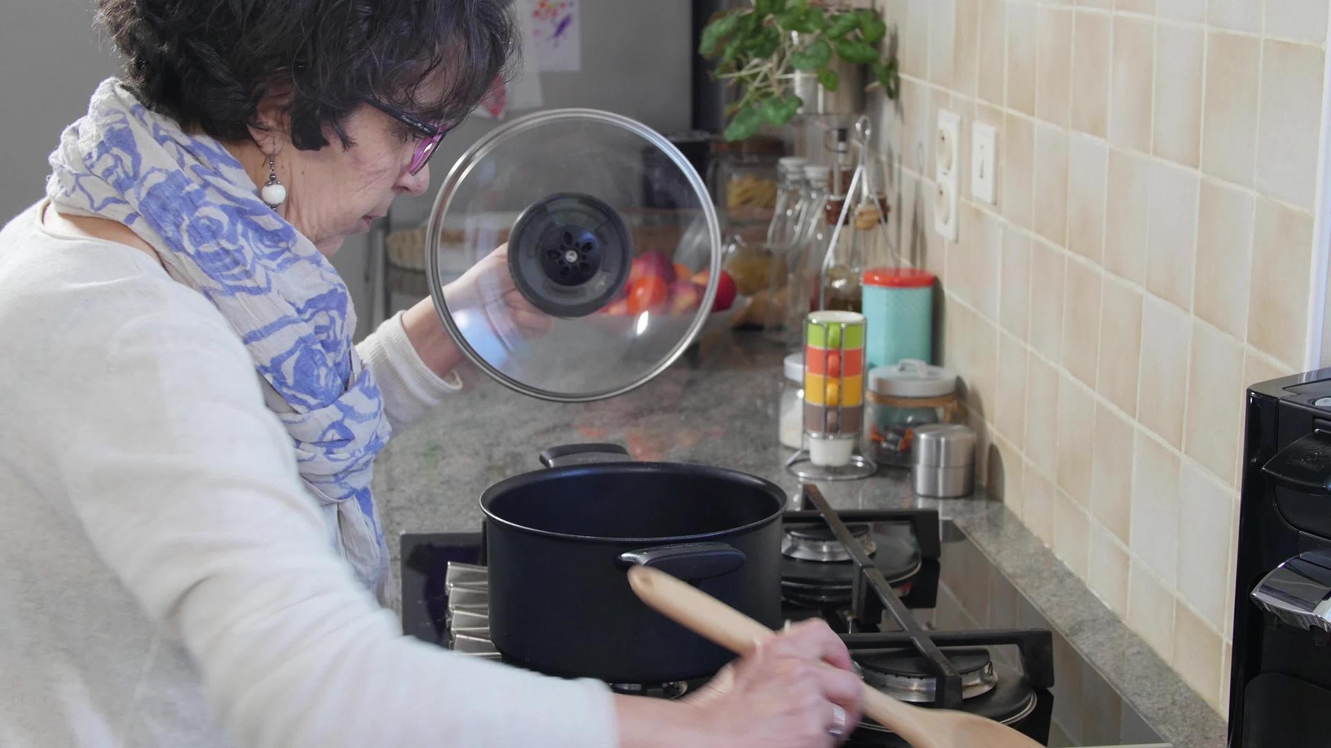 在厨房准备饭菜的女人视频的预览图