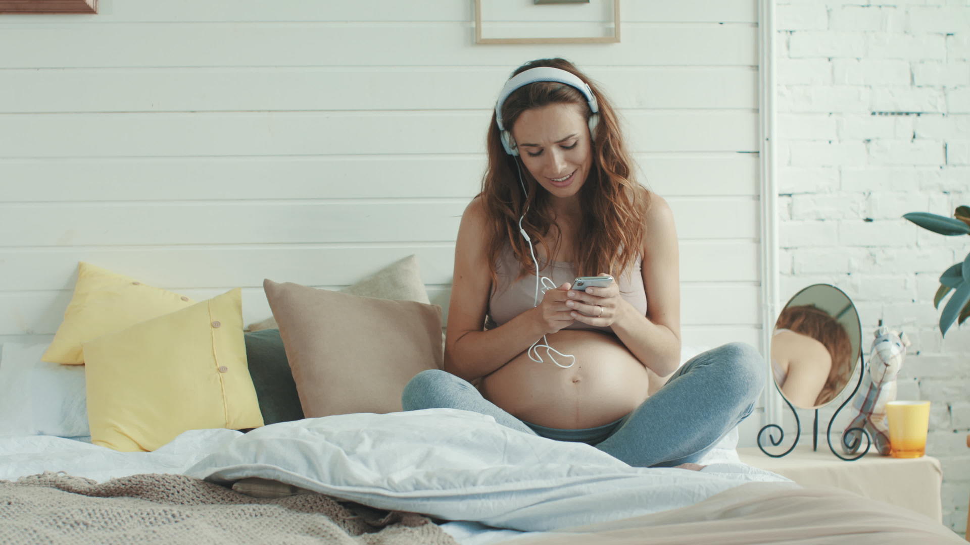 怀孕的母亲在家给肚子里的宝宝做音乐胎教视频的预览图
