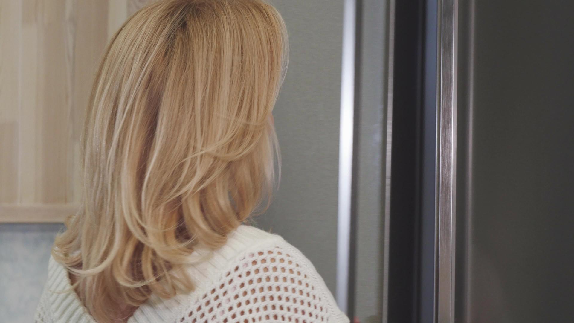 一个在冰箱里微笑的漂亮女人靠得很近视频的预览图