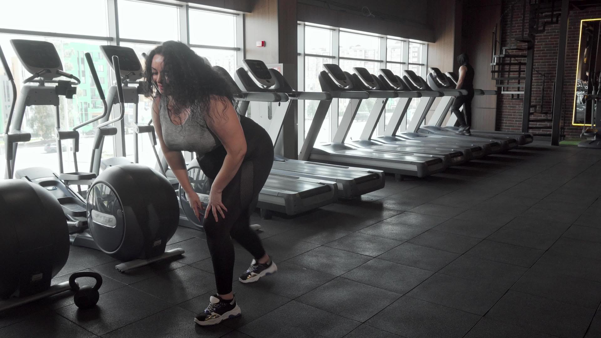 在健身房伸展迷人的女运动员视频的预览图