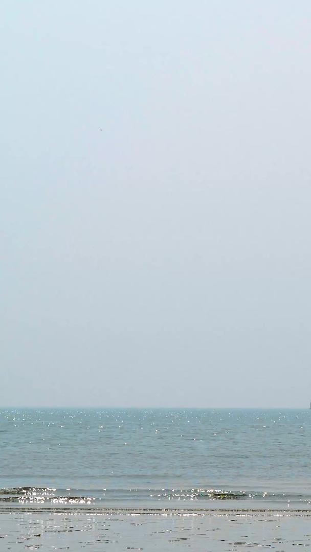 实拍青岛栈桥海边逆光波波光粼粼视频的预览图