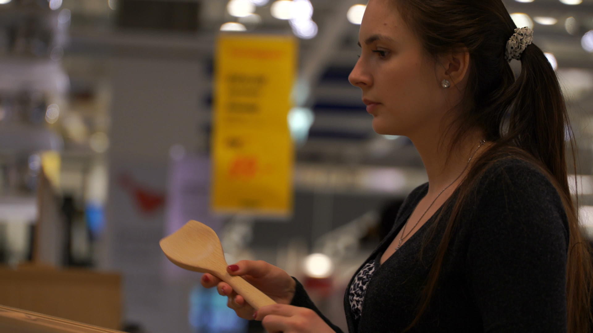 女性选择在商店里吃木勺视频的预览图