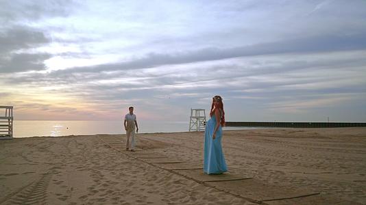 海滩上的浪漫照片视频的预览图