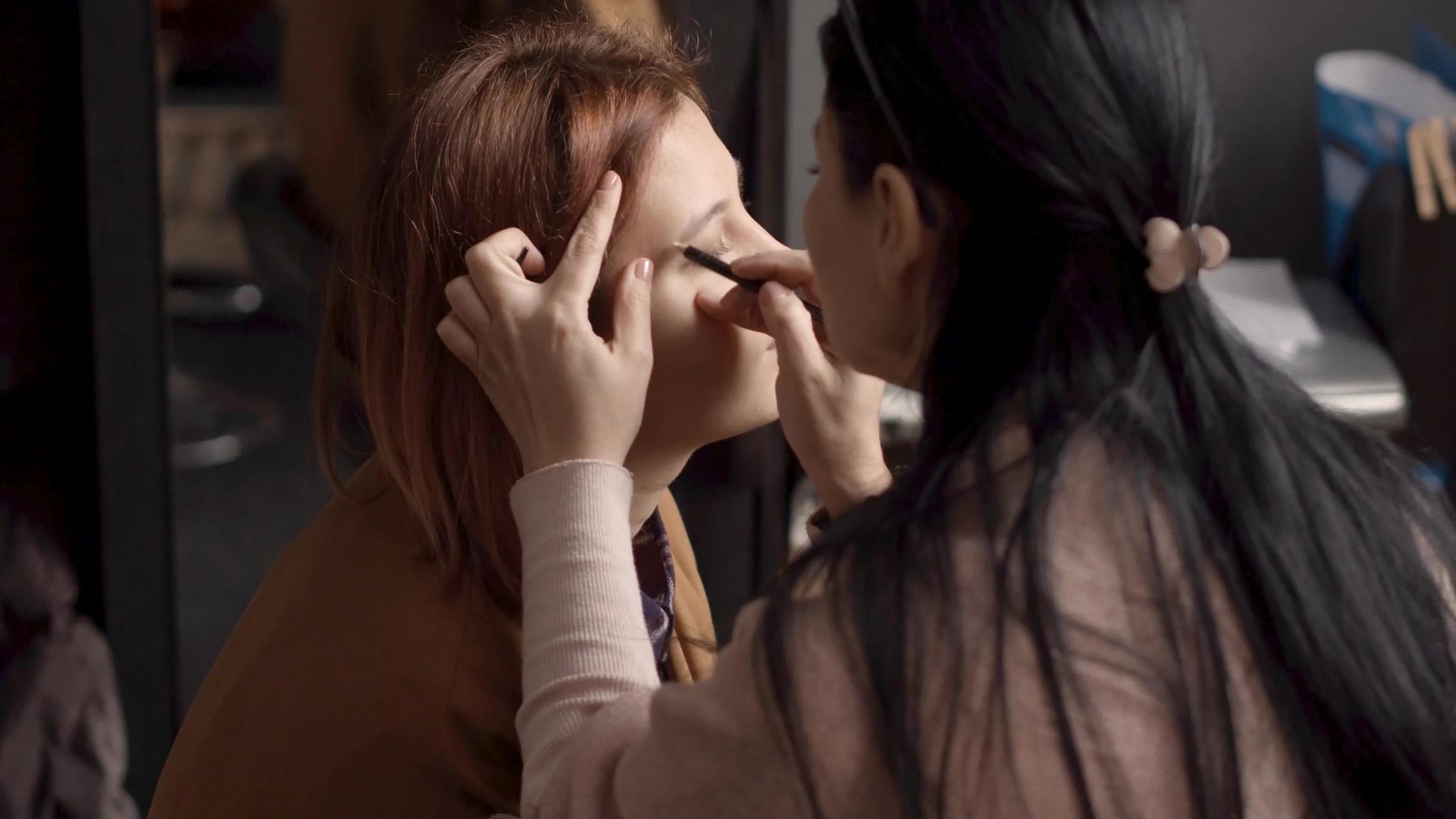 化妆艺术家在化妆过程中与刷子一起工作视频的预览图