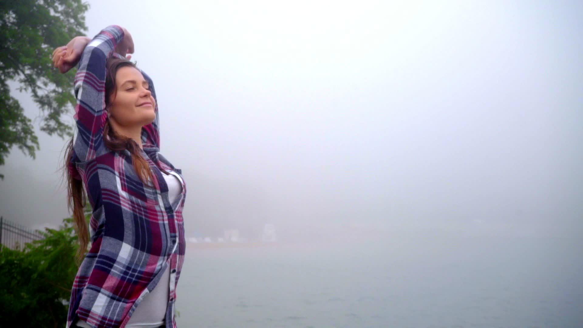 快乐的女人在海边放松美丽的女人呼吸新鲜空气视频的预览图