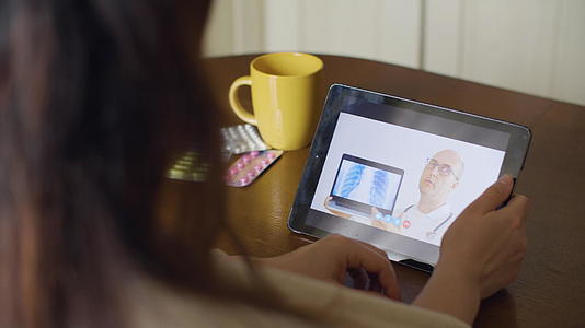 女性使用数字平板电脑咨询医生的肺部诊断视频的预览图
