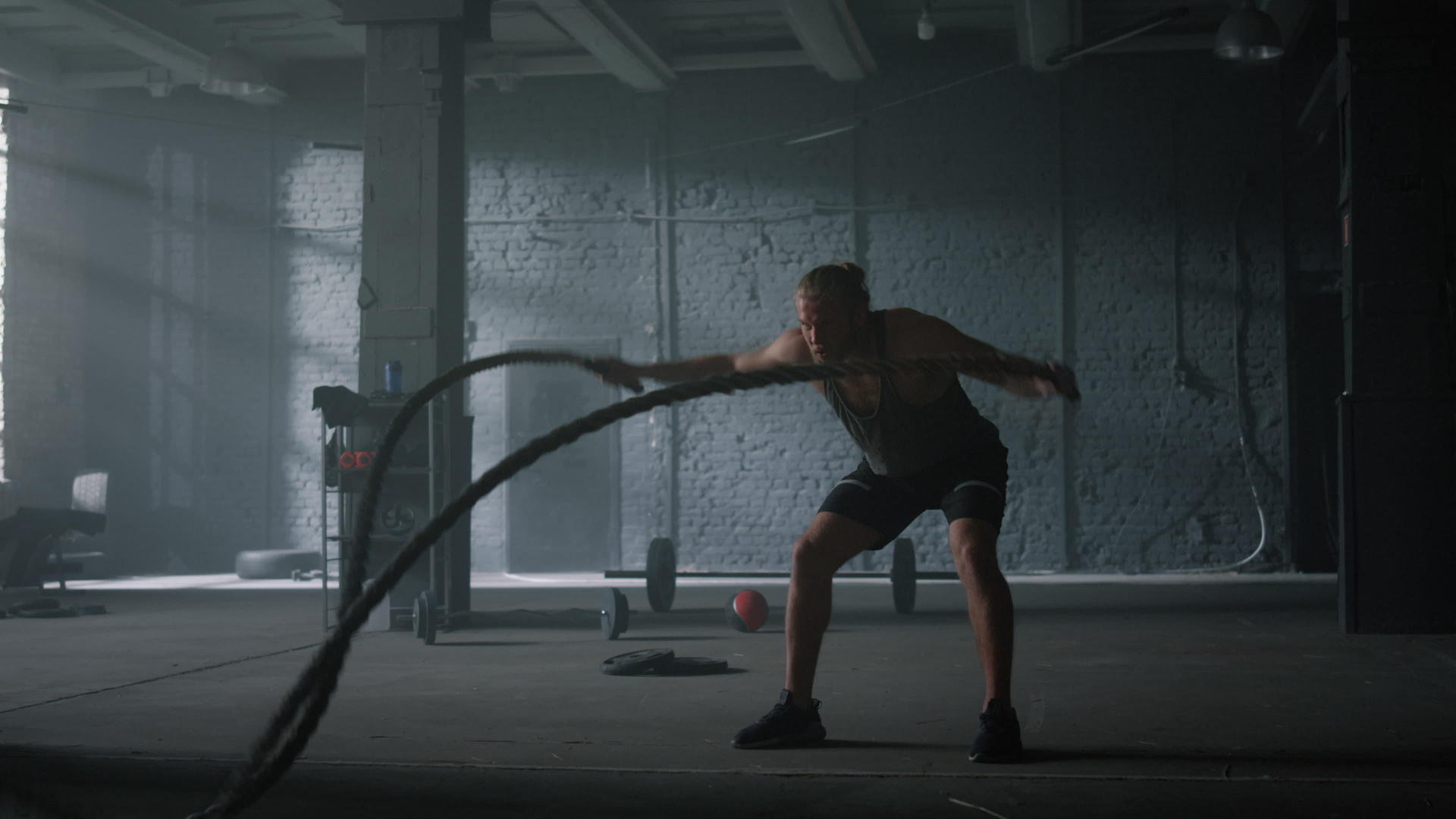 健美运动员用战绳训练视频的预览图