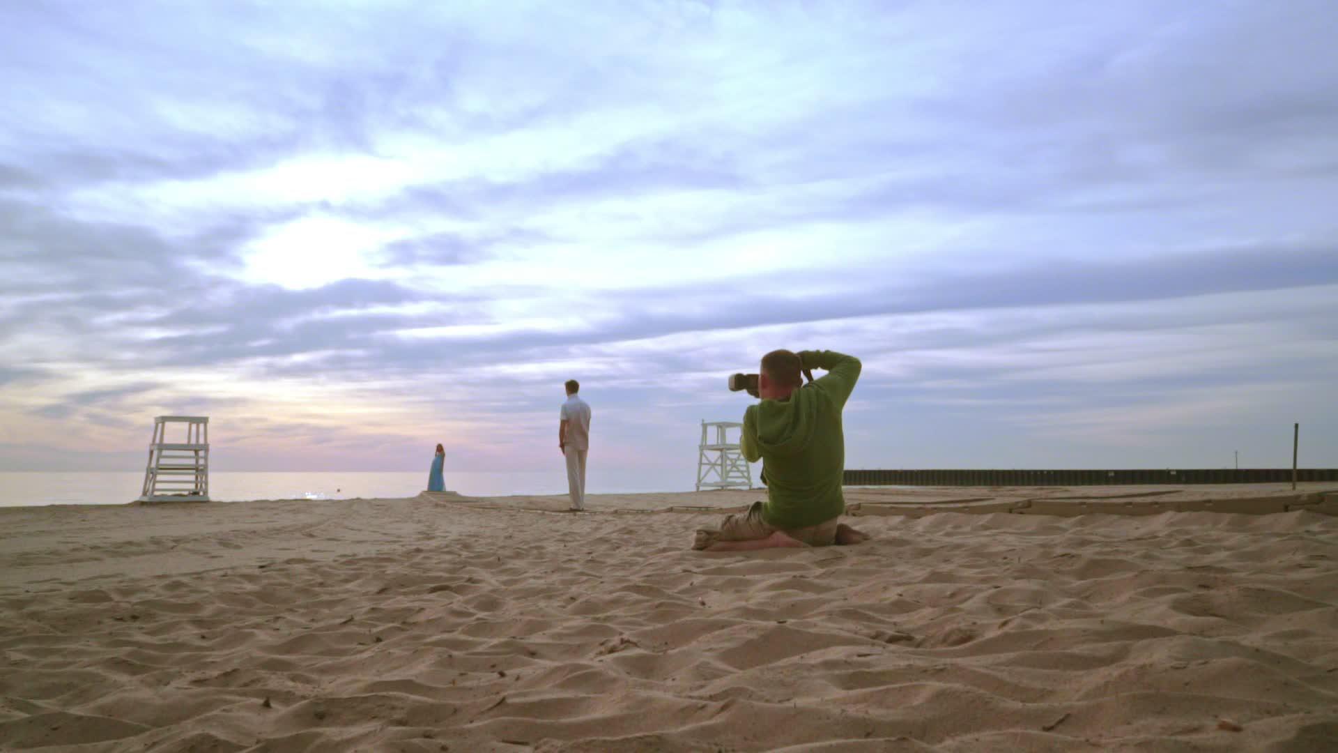 摄影师拍摄了这对夫妇在海滩上的照片视频的预览图