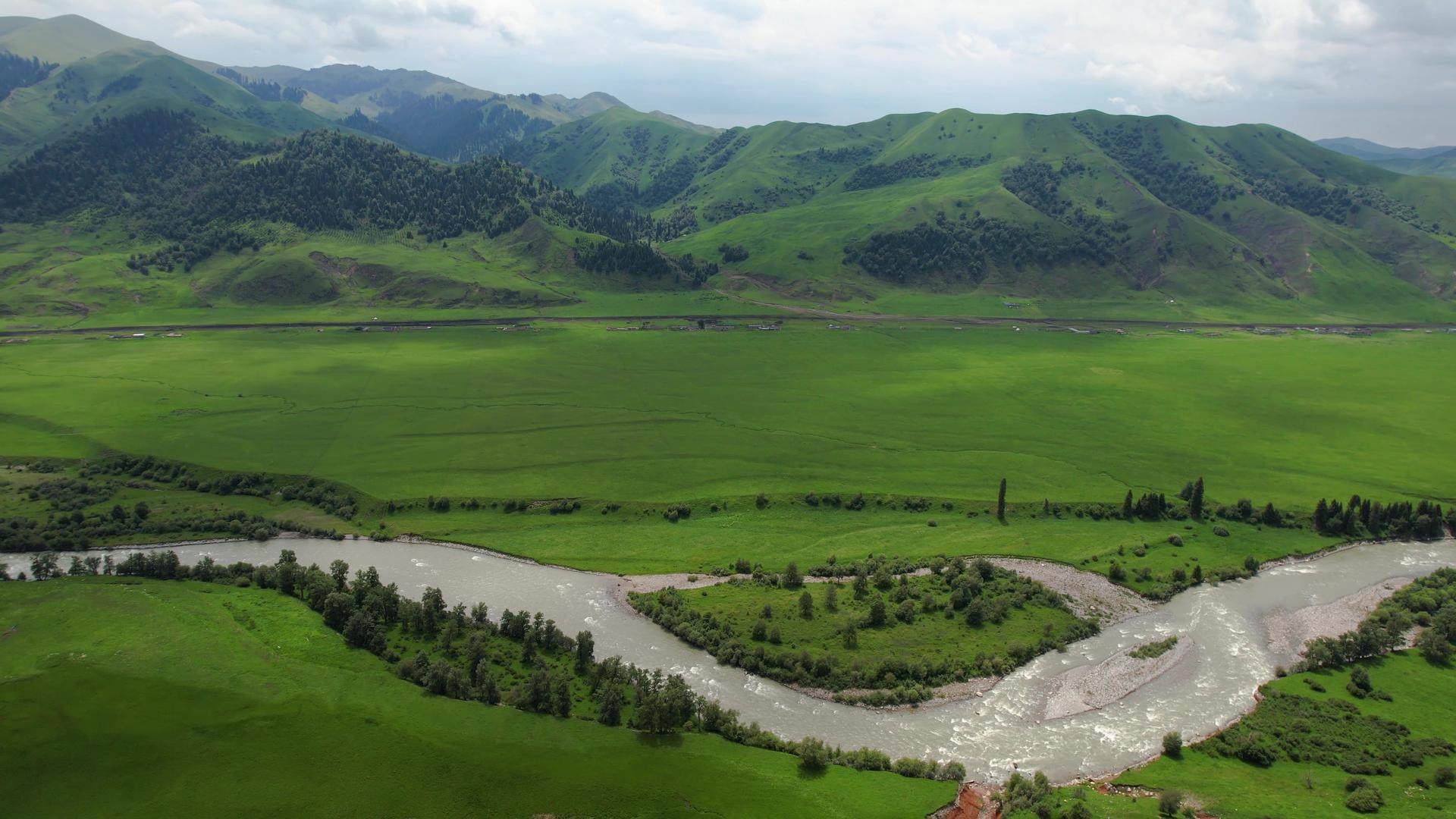 新疆伊犁唐布拉草原山脉河流风光航拍视频视频的预览图