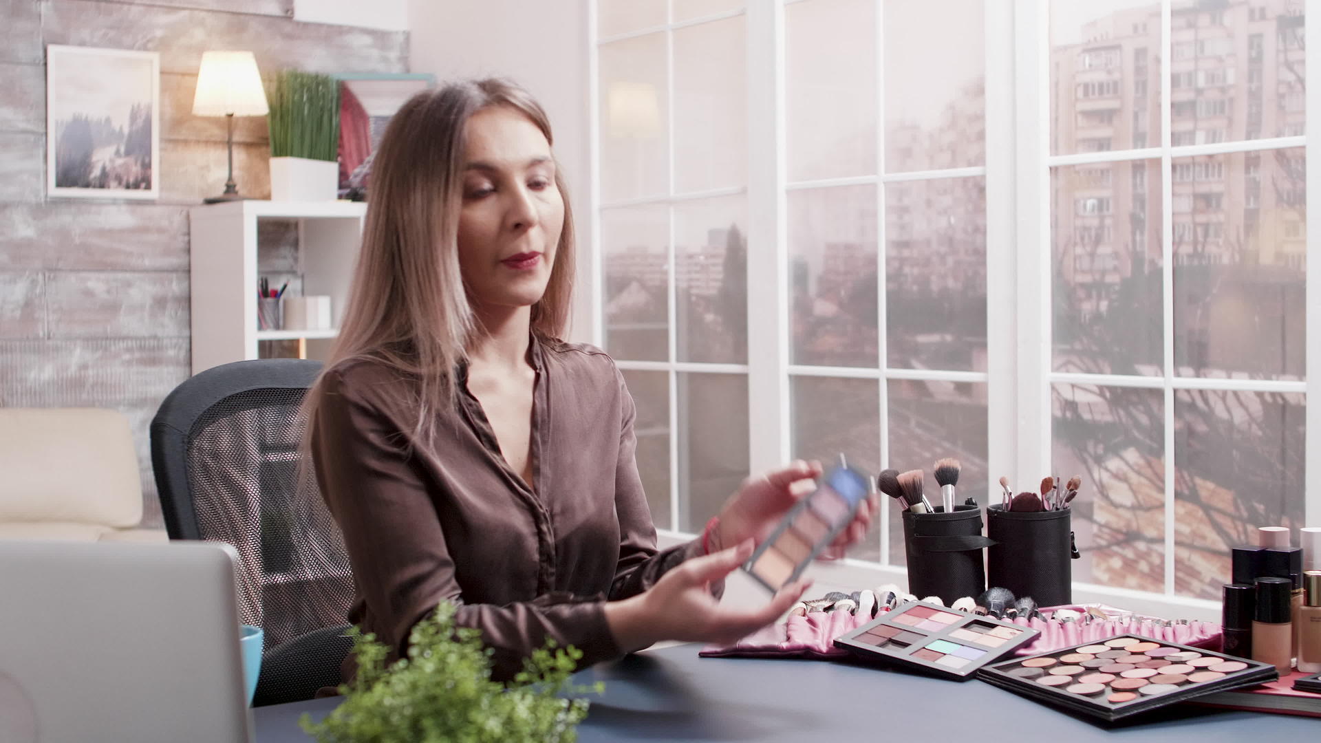 关于下一代化妆品的著名美容影响者记录vlog视频的预览图