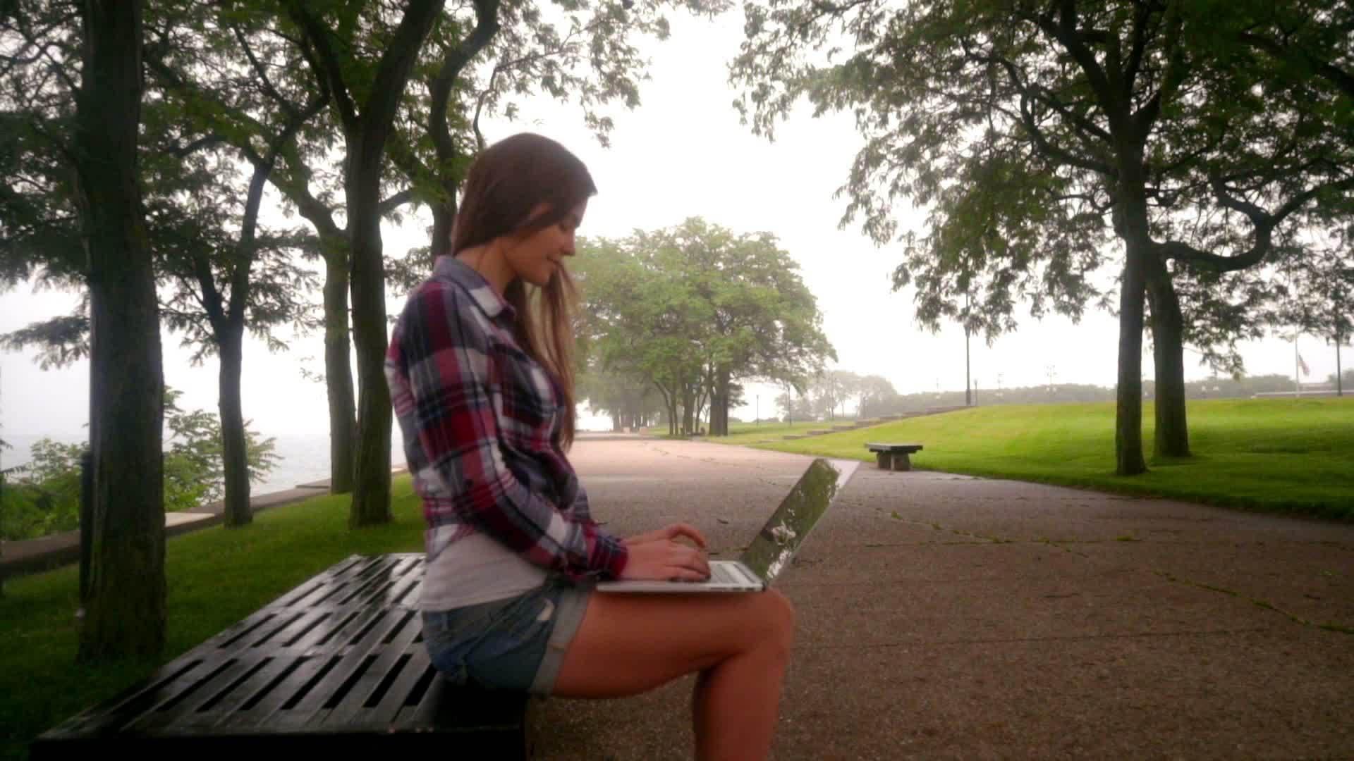 女性在使用笔记本电脑工作远程概念女性在外部使用笔记本电脑视频的预览图