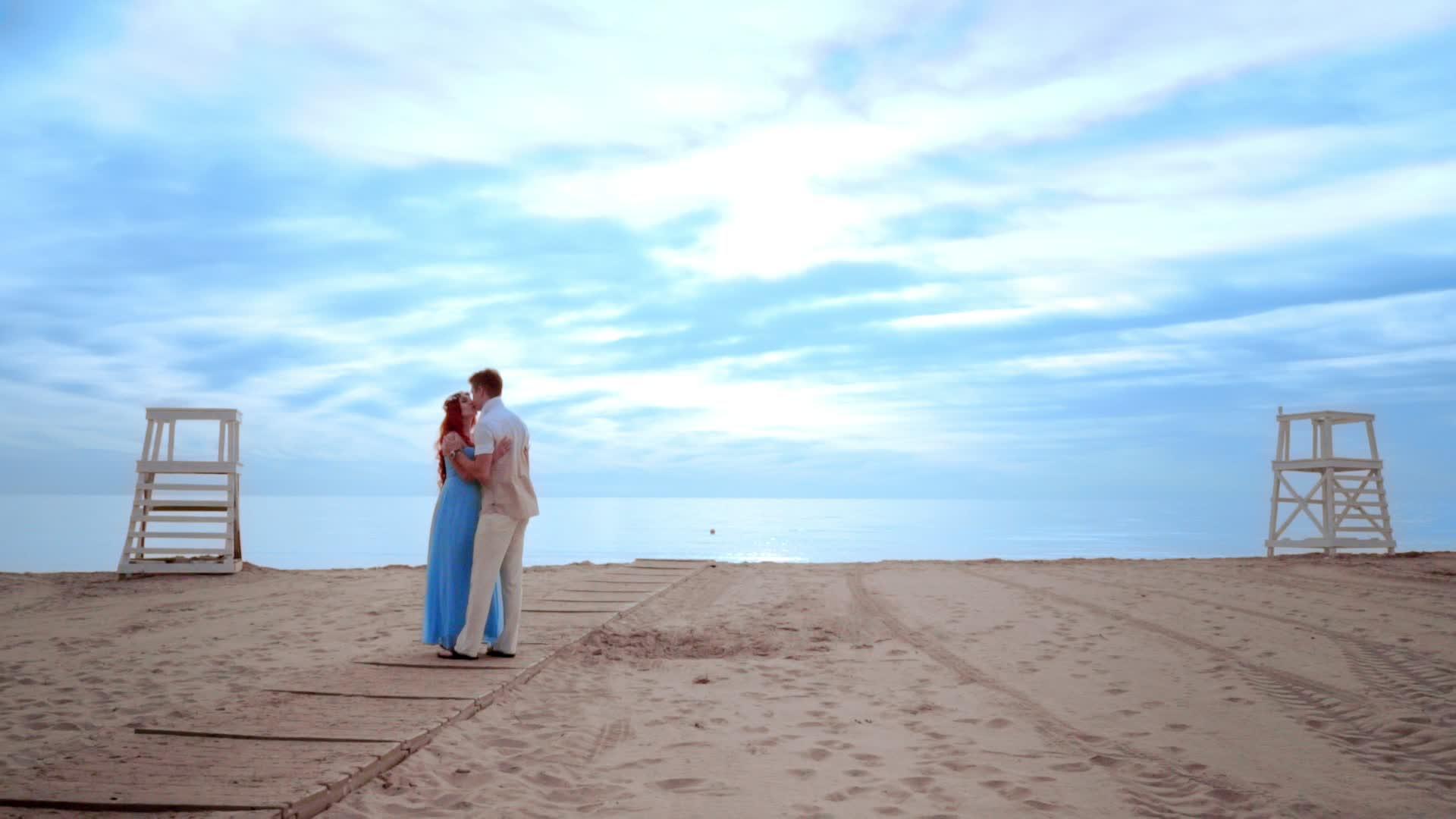 情侣在海滩上接吻情侣在海滩上日出怀孕视频的预览图