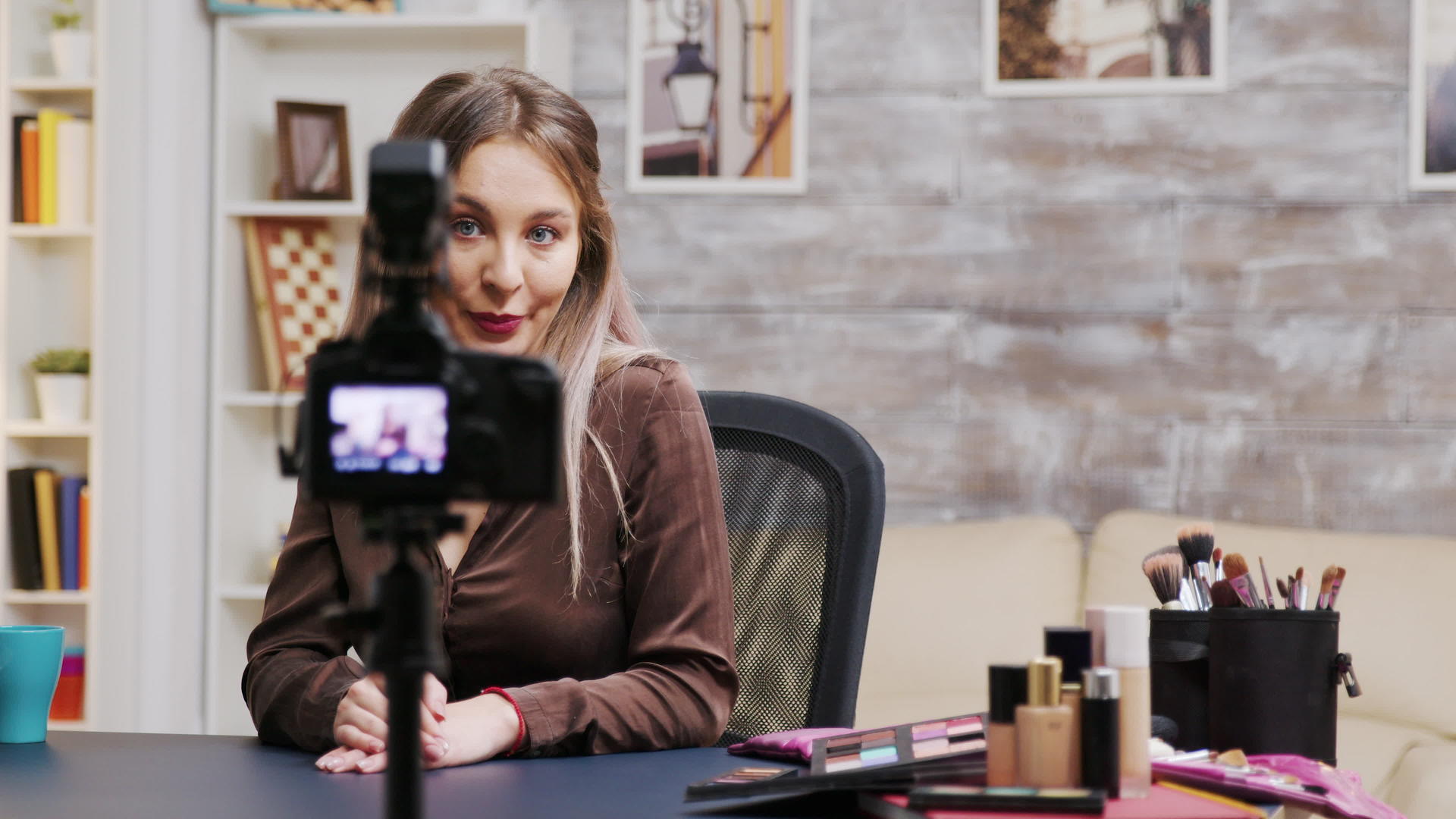 女性化妆品艺术家记录如何正确使用化妆品花粉视频的预览图