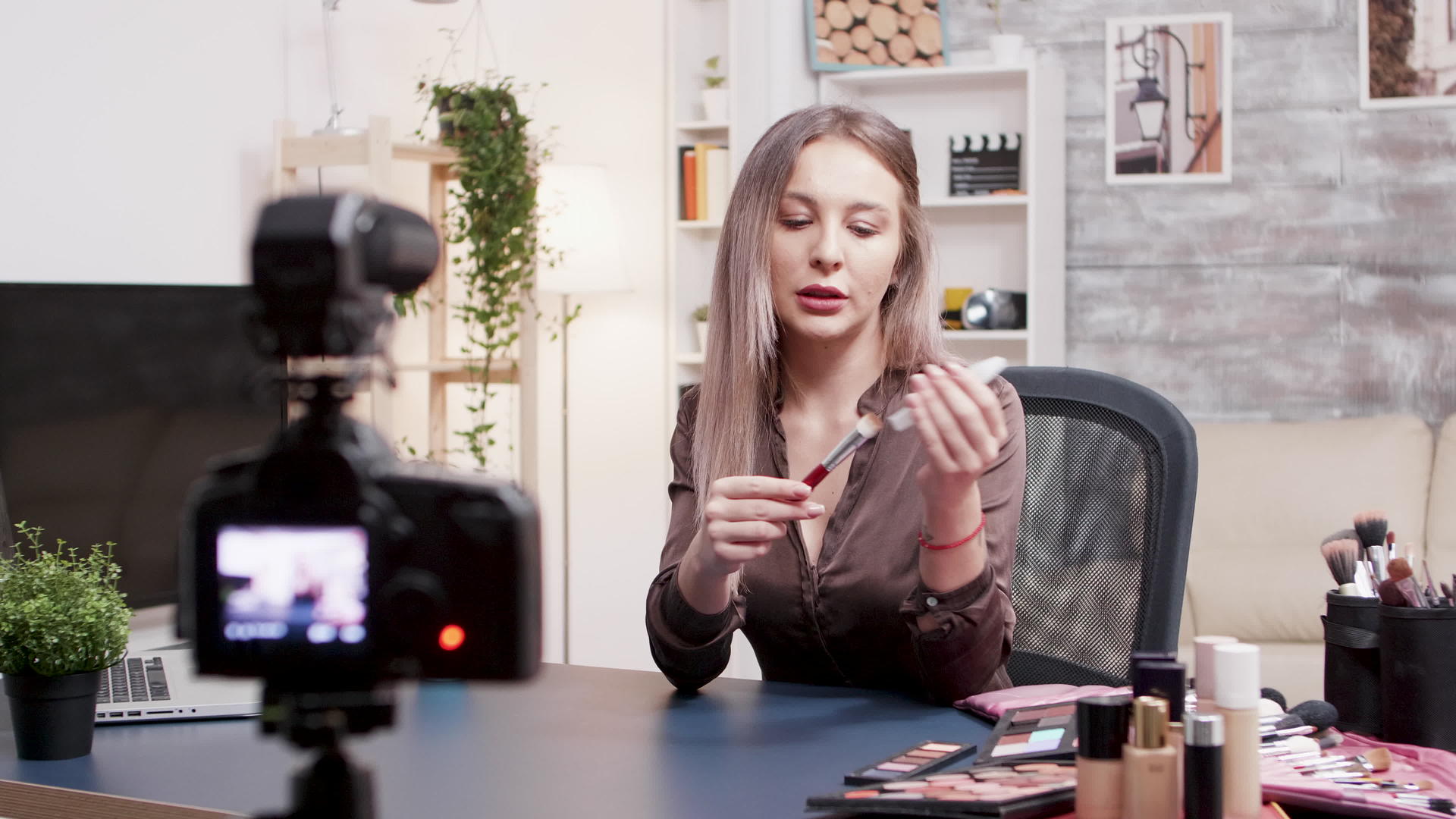 著名的美容影响者展示如何使用化妆刷视频的预览图