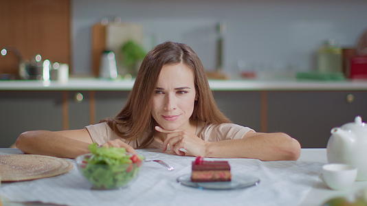 减肥女性选择蛋糕或沙拉视频的预览图