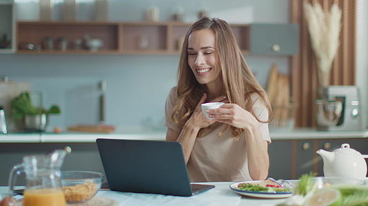 女家生活的女性在工作时喝咖啡视频的预览图