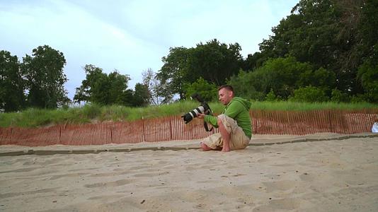 摄影师拍照人类在海滩上使用专业摄影师视频的预览图