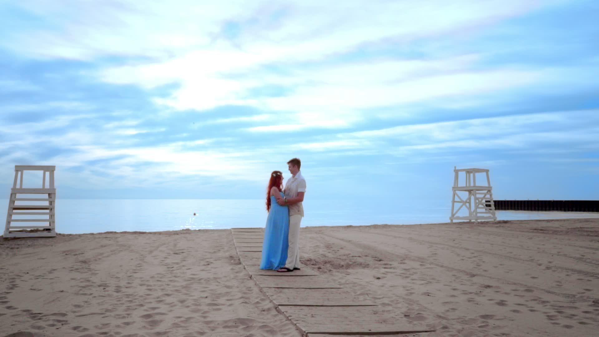 夫妻在海滩上接吻怀孕夫妇在海滩上接吻视频的预览图